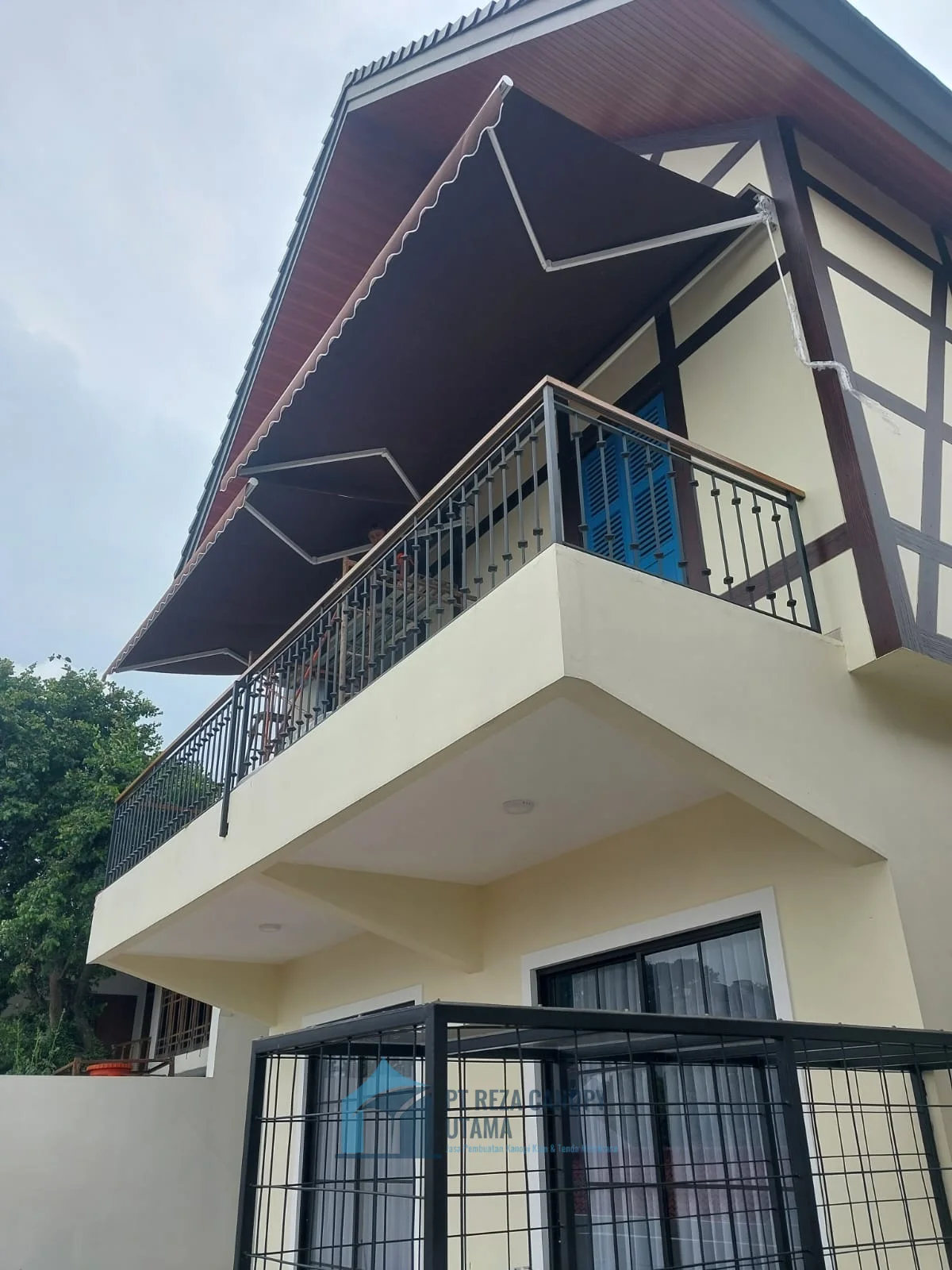 Pembuatan Awning Gulung Manual Bapak Yusron Avivj di Jalan Ligar Agung No. 63, Cibeunying Bandung
