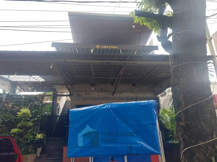 Area depan kafe Pulomas sebelum penyelesaian kanopi kain