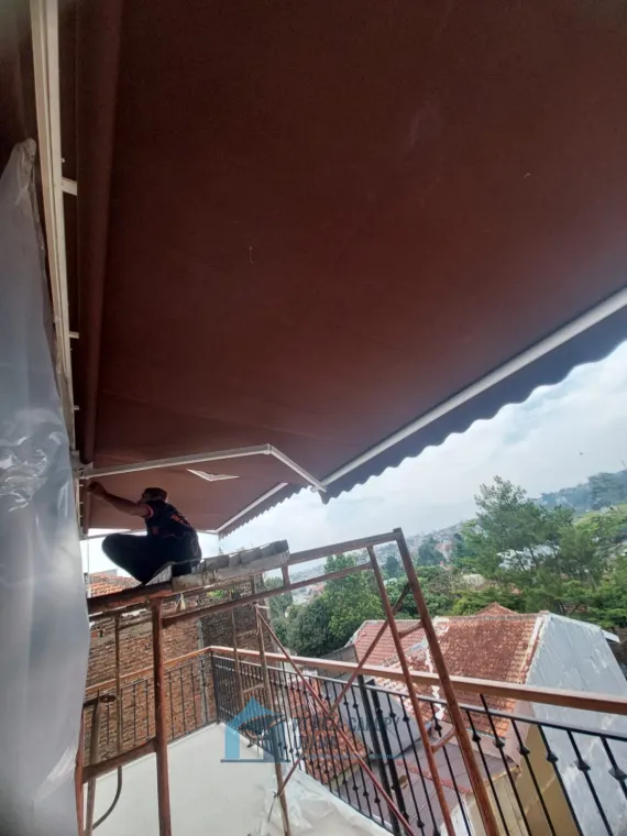 Pembuatan Awning Gulung Manual Bapak Yusron Avivj di Jalan Ligar Agung No. 63, Cibeunying Bandung