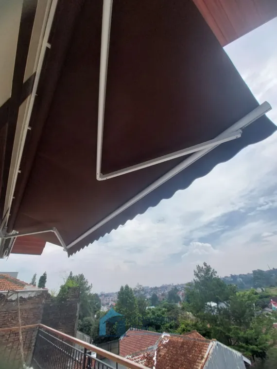 Pembuatan Awning Gulung Manual Bapak Yusron Avivj di Jalan Ligar Agung No. 63, Cibeunying Bandung